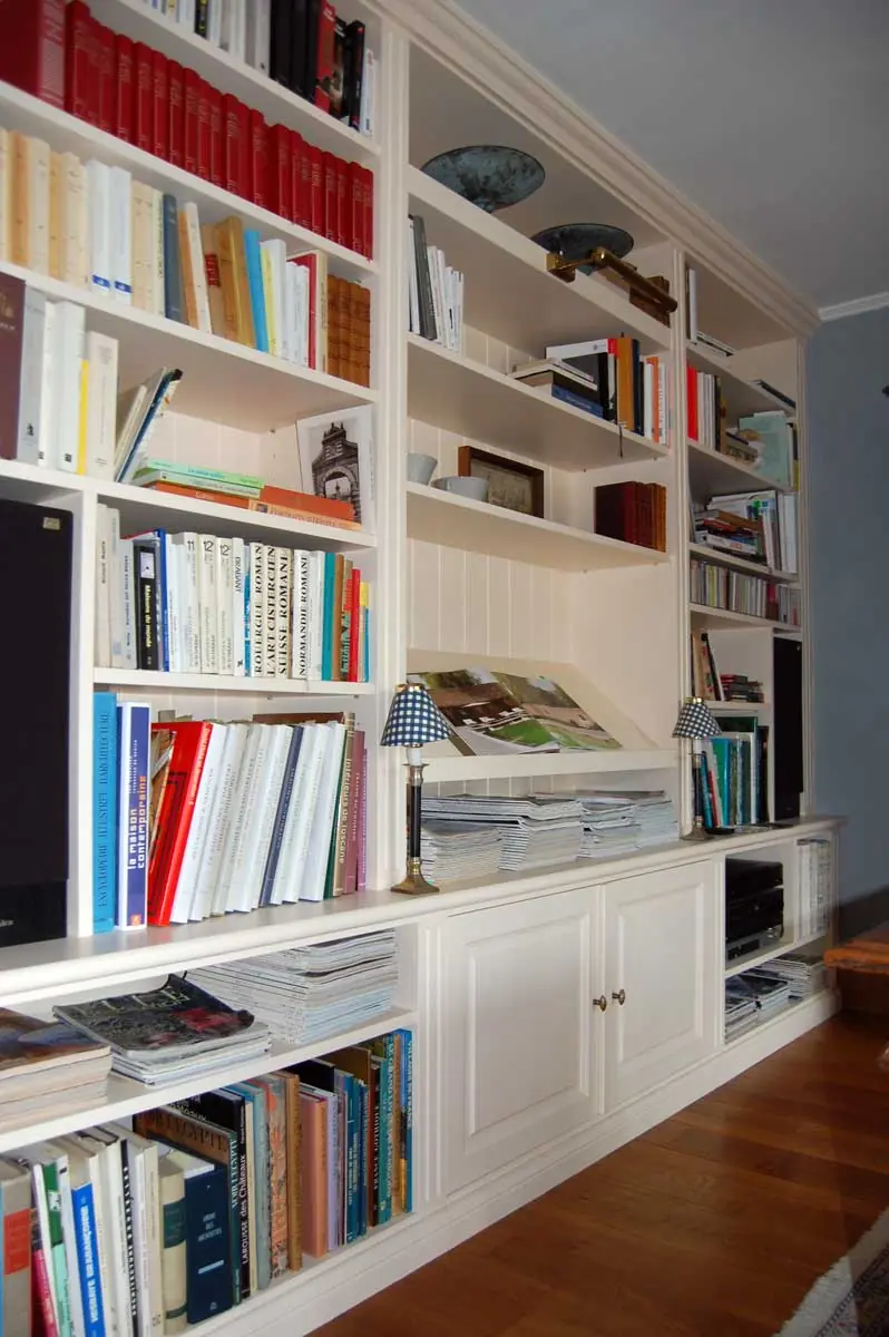 Bibliothèque sous escalier