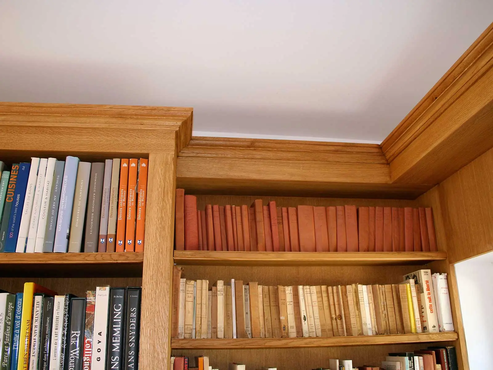 Bibliothèque avec bureau intégré