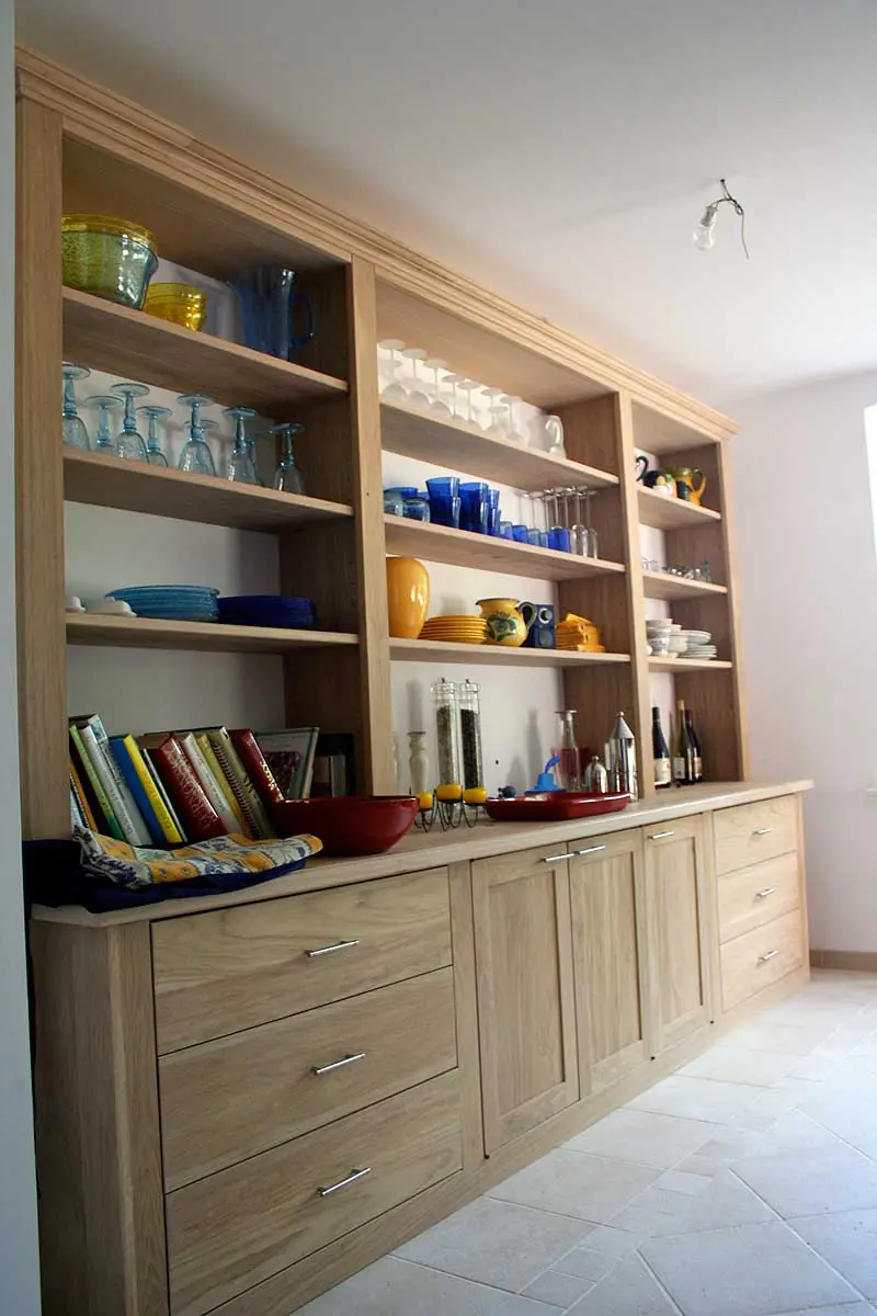 Bibliothèque encadrant une porte