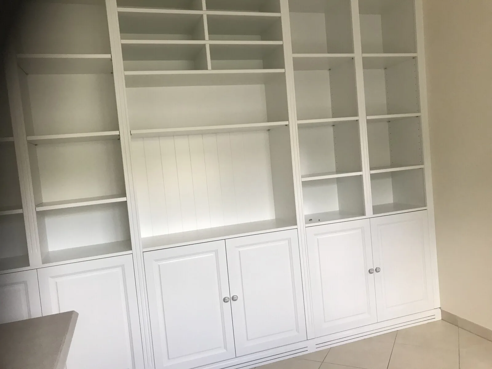 Bibliothèque blanche avec portes moulurées