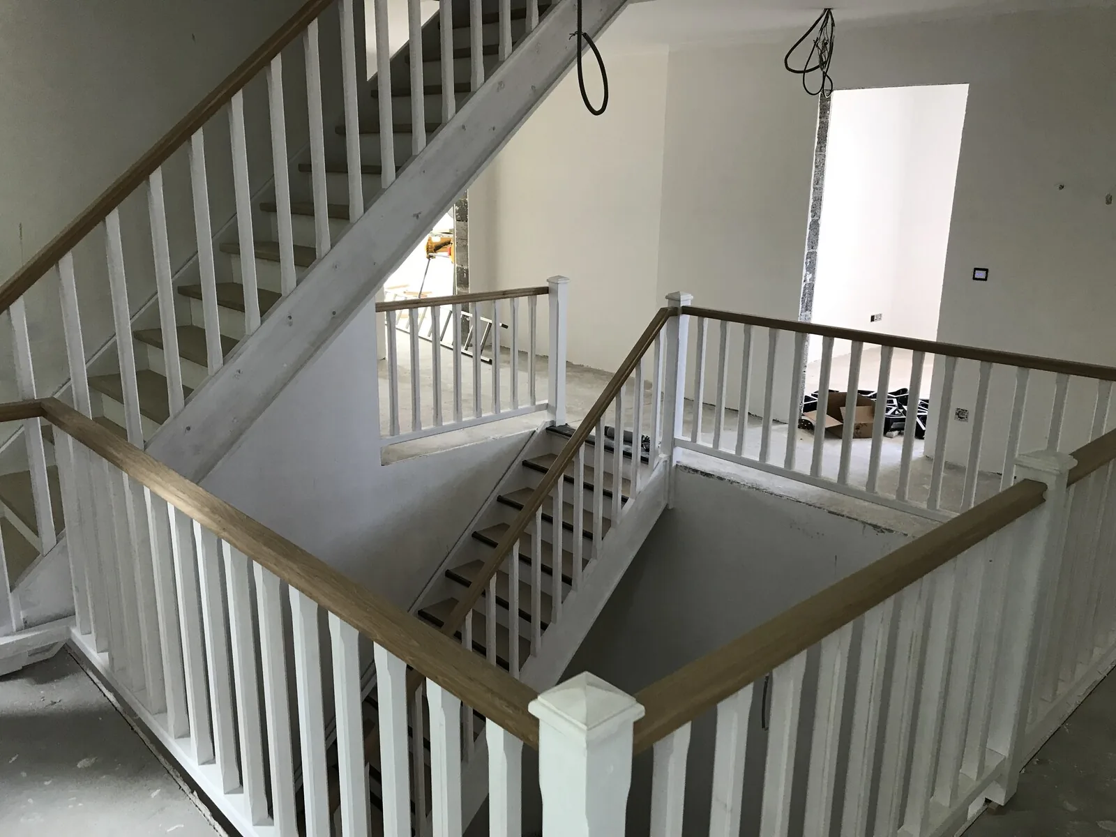 Escalier blanc avec marches en chêne et palier