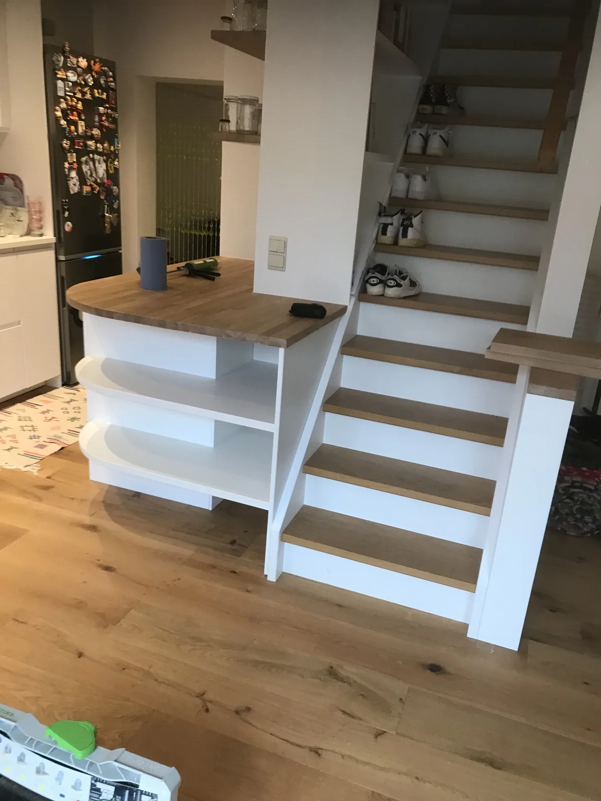 Escalier avec rangement intégré sous les marches
