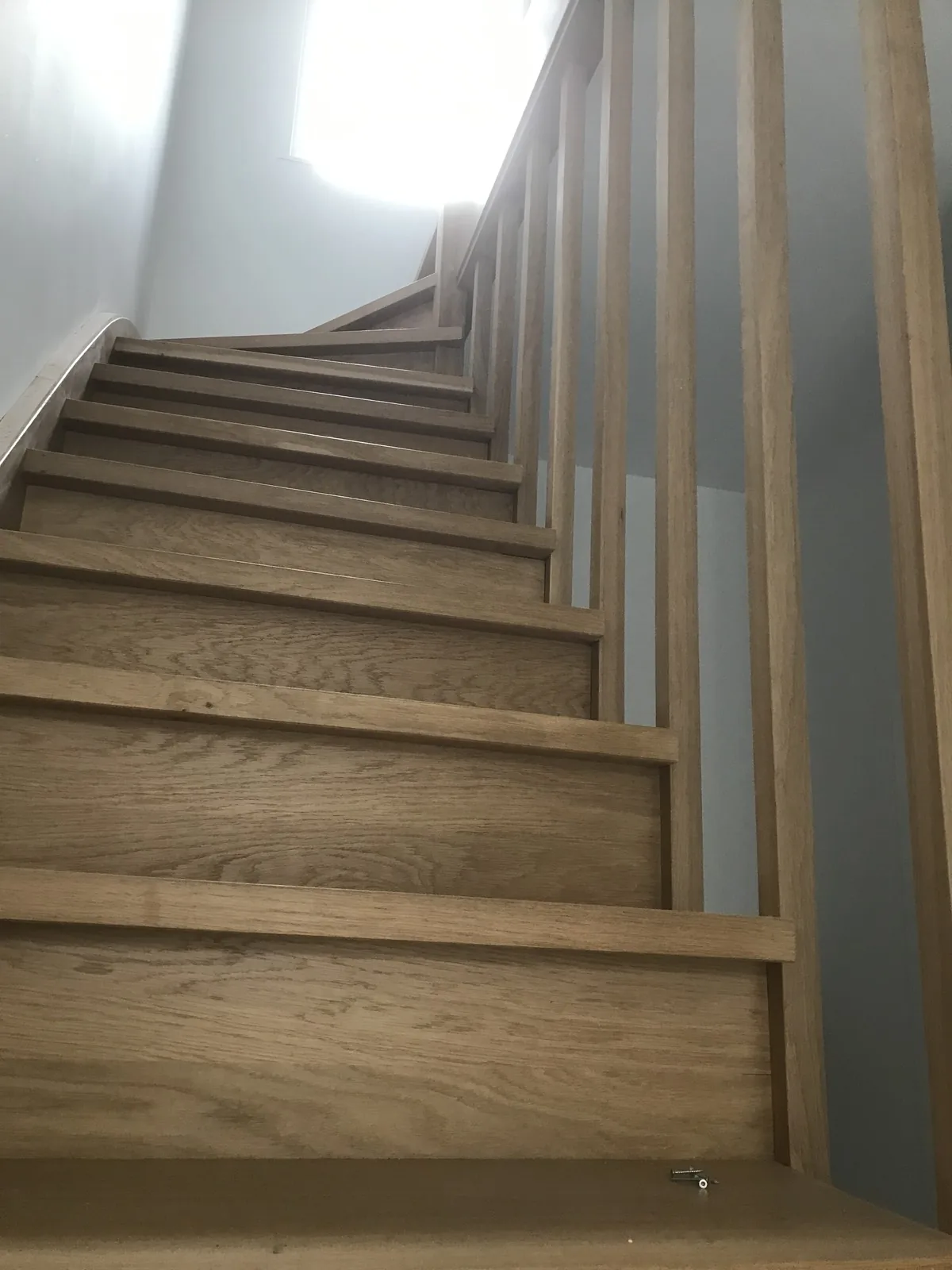 Escalier chêne avec garde-corps à barreaux