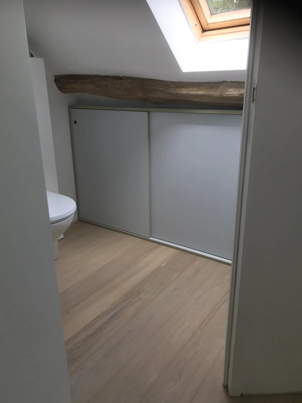 Placard avec porte coulissante sous combles