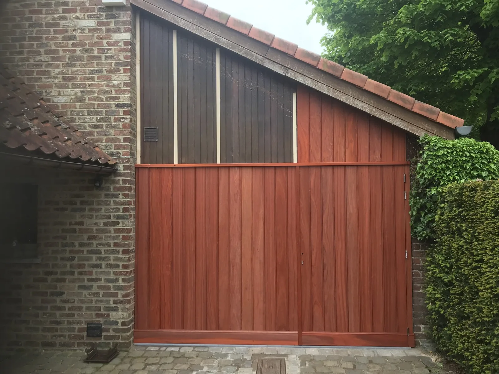 Porte de grange en padouk sur mesure
