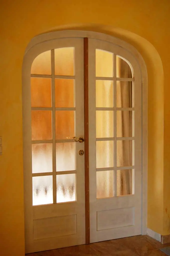 Porte cintrée en bois sur mesure